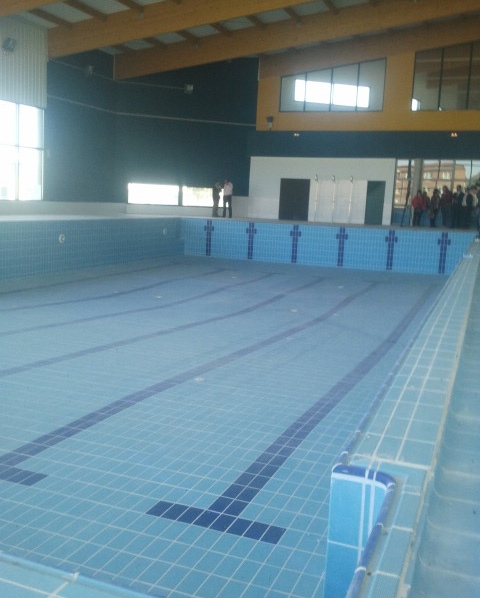 El coste de abrir la piscina se cifra en 17.000 euros al mes... inalcanzable según están las cosas. ¿Qué hacer con una piscina?