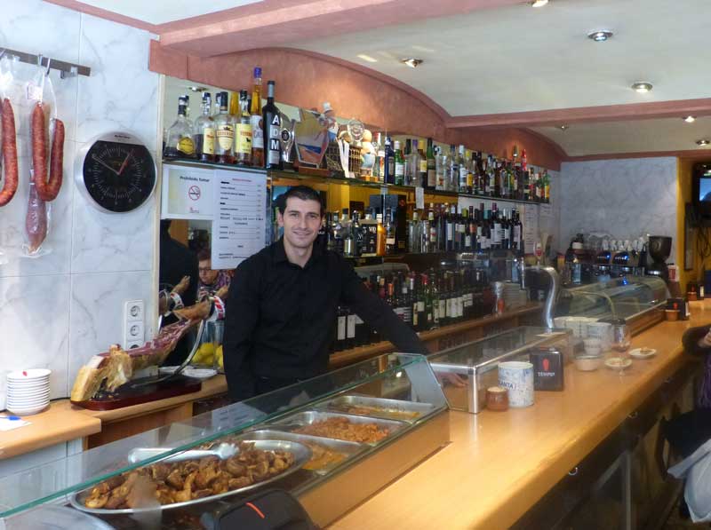 Enrique Durán, en la barra del Restaurante-Bar Brasil