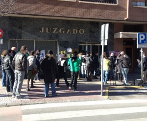 Un grupo de personas protesta ante el juzgado en una de las jornadas de declaraciones por el caso del Torreón.
