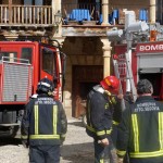 Los bomberos trabajan en el incendio de una vivienda ocurrido en febrero de 2014 en Pedraza.