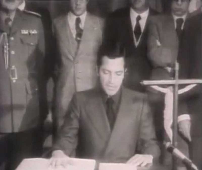 Suárez jura el cargo de Gobernador. Foto extraída de TVE.