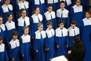 La Escolanía de Segovia ilumina la Catedral con Navidades del Mundo