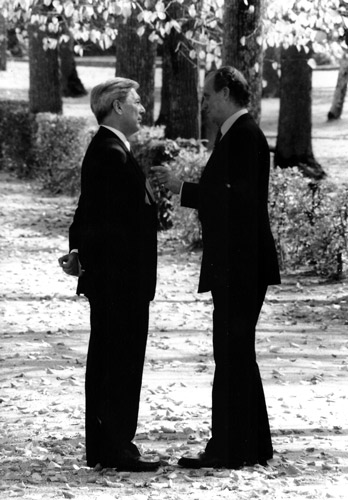 El Rey charla con Mario Vargas Llosa, en los jardines del Palacio de La Granja.