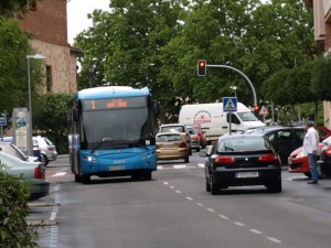 La calle Coronel Rexach es una de las vías más transitadas de la ciudad por ser su principal eje transversal.
