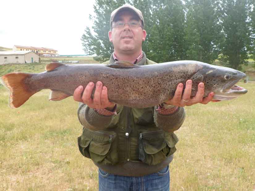 El que suscribe, posando orgulloso con su primer hucho.