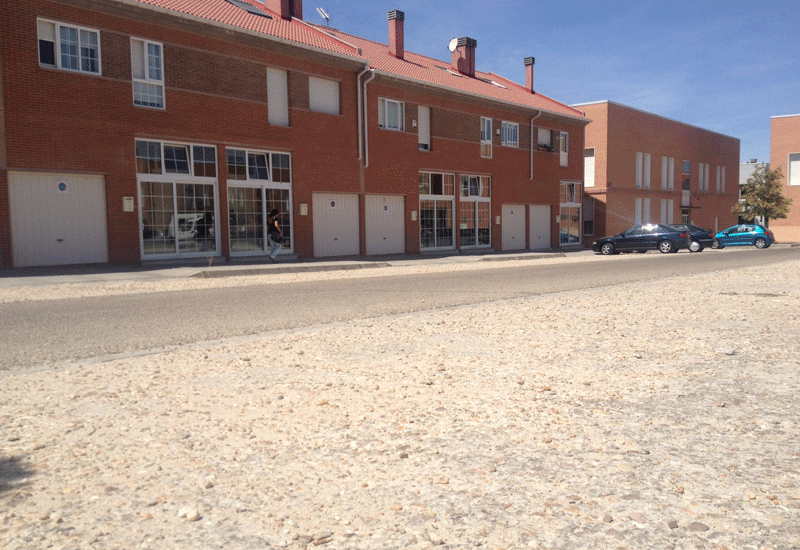 Aspecto parcial de la Plaza de Azorín, cuyos espacios de aparcamiento serán asfaltados este mes.