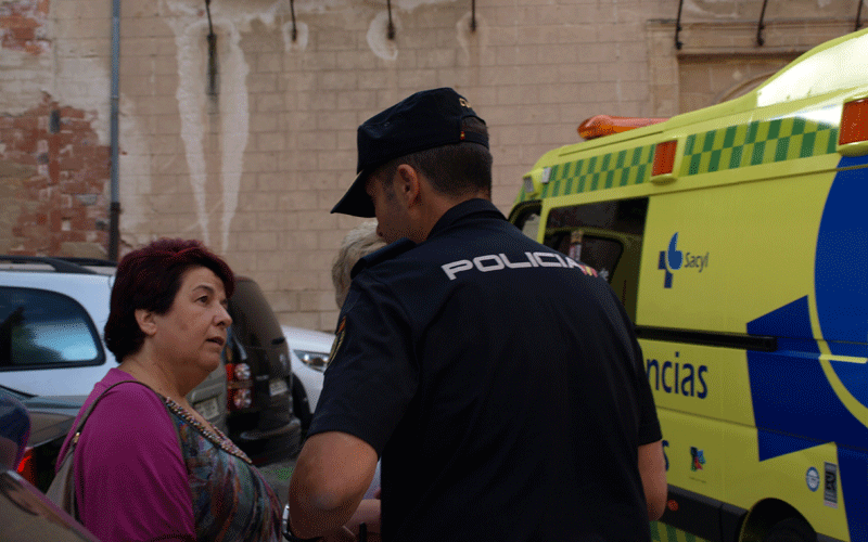 La acaldesa charla con el negociador de la policía para conocer los detalles del suceso.