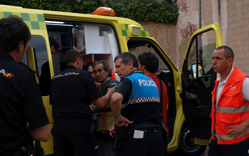 Momento en el que el hombre entra en la ambulancia que le atendió en el lugar.