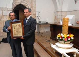 El diputado José Carlos Monsalve entrega al alcalde, Jaime Pérez, el pergamino acreditativo.