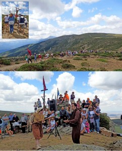 Romeros ascendiendo al pico 'Crecientes' en la "Romería de Malangosto" y escenificación del encuentro de La Chata y el Arcipreste de HIta.