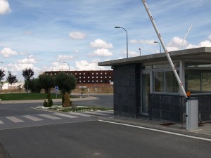 El hotel es el primer edificio visible cuando se entra en el complejo.