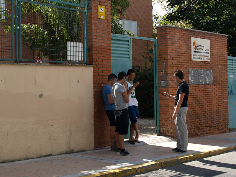 Un grupo de estudiantes, ante la puerta del Instituto Giner de los Ríos, en la capital.