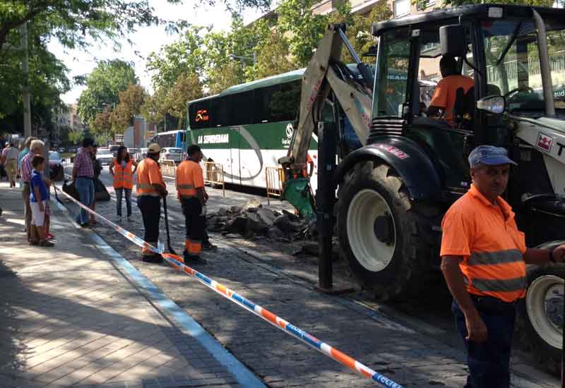 Varios operarios y técnicos observan las obras en Ezequiel González.