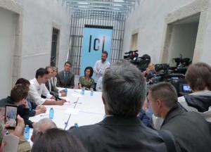 Sánchez celebró una breve reunión con representantes de ampas y asociaciones, sobre Educación Especial.