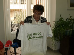 Concepción Díez muestra la camiseta oficial de la marcha, de la que se han hecho 3.000 unidades.