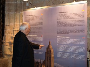 El obispo, Ángel Rubio, contempla el panel explicativo instalado en la zona de acceso a la torre