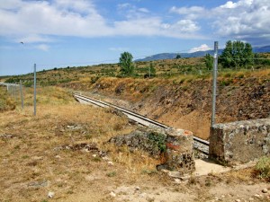  GR88 restos de señalización en el paso elevado sobre el ferrocarril del Norte en Cerezo de Abajo.