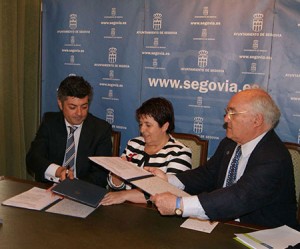 La alcaldesa y el gerente de la UTE, firman el contrato de las obras, el pasado 2 de octubre.