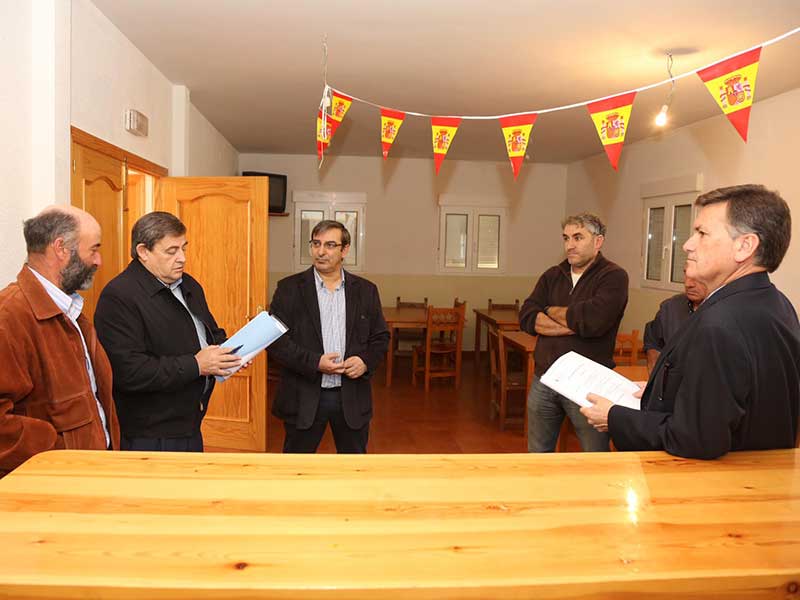 Los representantes de la Diputación y el Ayuntamiento, en las instalaciones municipales.