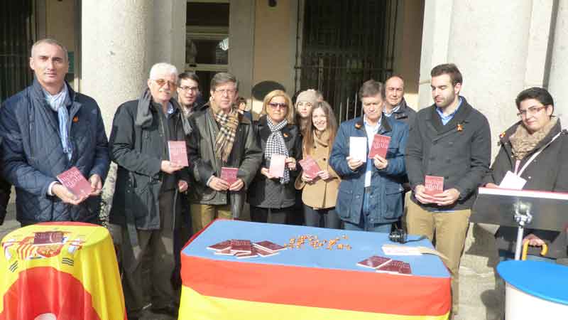La vida sigue. La cúpula segoviana del partido en la mesa de NNGG montada con motivo del Día de la Consttitución.