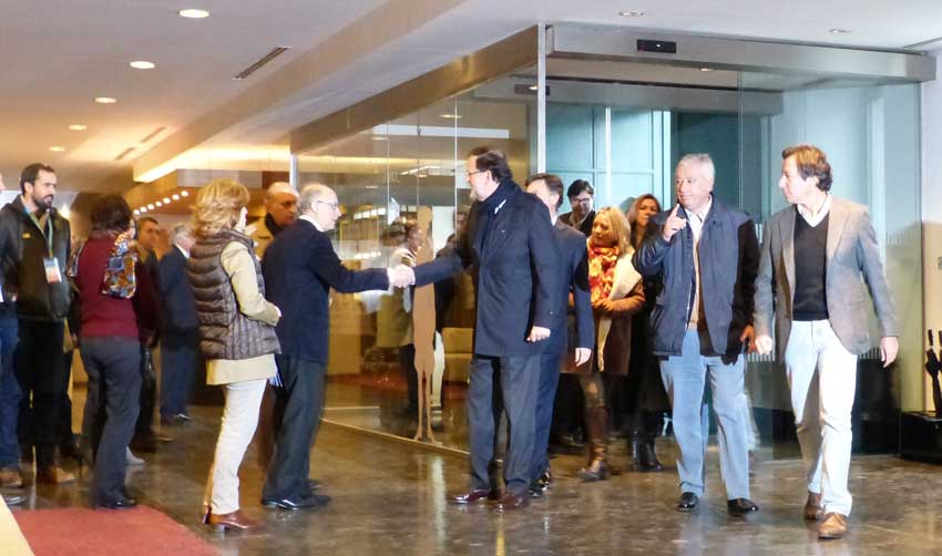 Rajoy saluda a Montoro a su entrada en el parador acompañado de Vázquez, Arenas y  Floriano.