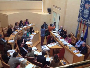 El concejal sale del hemiciclo tras su expulsión, observado por el resto de los concejales