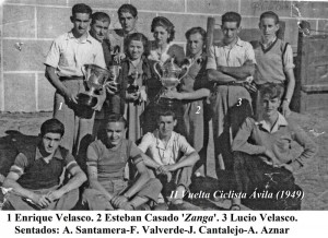 los 3 representantes de Segovia en al 'II Vuelta Ciclista a Ávila' con los trofeos obtenidos.