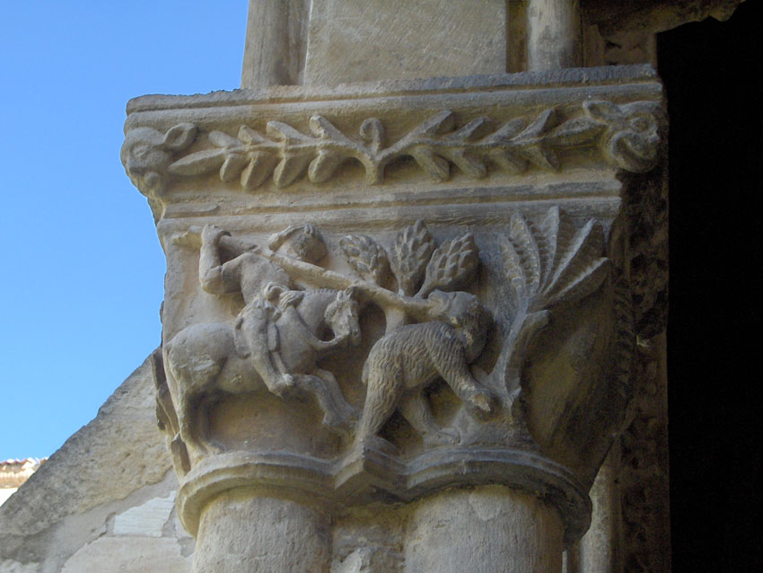 Caza del oso. Capitel de Santa María la Real de Nieva.