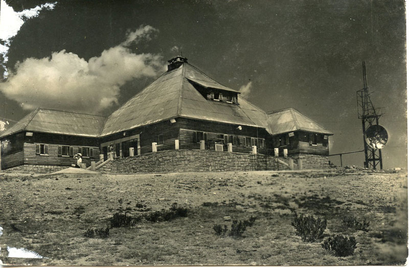 Edificio de las “Dos Castillas” en las Guarramillas ‘Bola del Mundo’; postal editada en 1960.