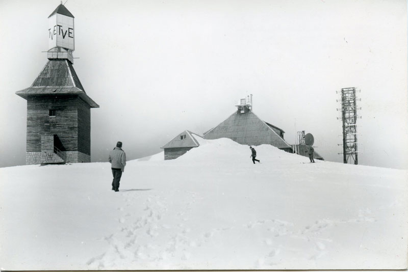 Copiosas nevadas en la cima de las Guarramillas’ ‘Bola del Mundo’; postal editada finales década 50.