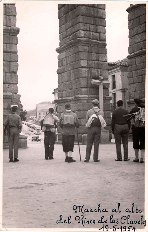 Montañeros, a los pies del acueducto, portando la imagen de la Virgen de la Fuencisla, en una hornacina, camino de Peñalara, año 1954.