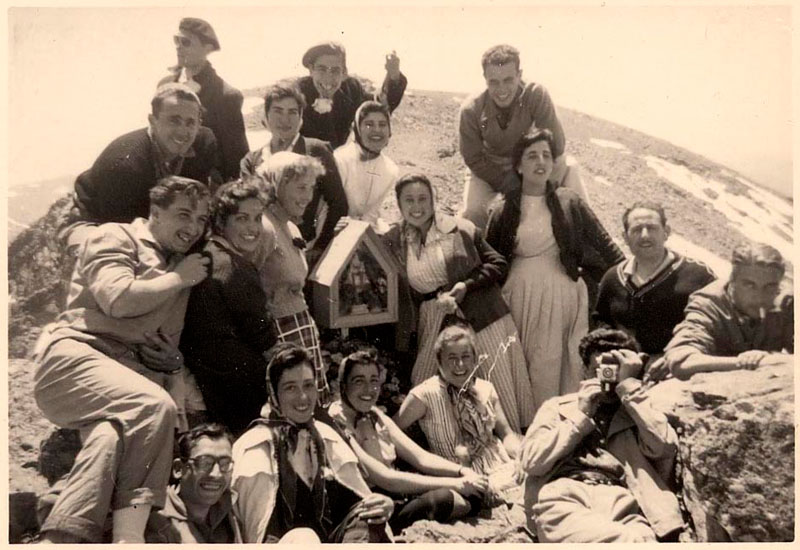 Montañeros junto a la hornacina que contiene una imagen de la Virgen de la Fuencisla, en el risco de Claveles, ca. 1955.