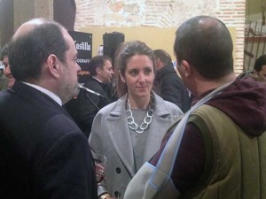 Fernández charla con el delegado y el fotógrafo de El Norte de Castilla, Jaime Rojas y Antonio de Torre, en el mismo momento en el que el comité electoral provincial ratificaba la propuesta de su candidatura. 