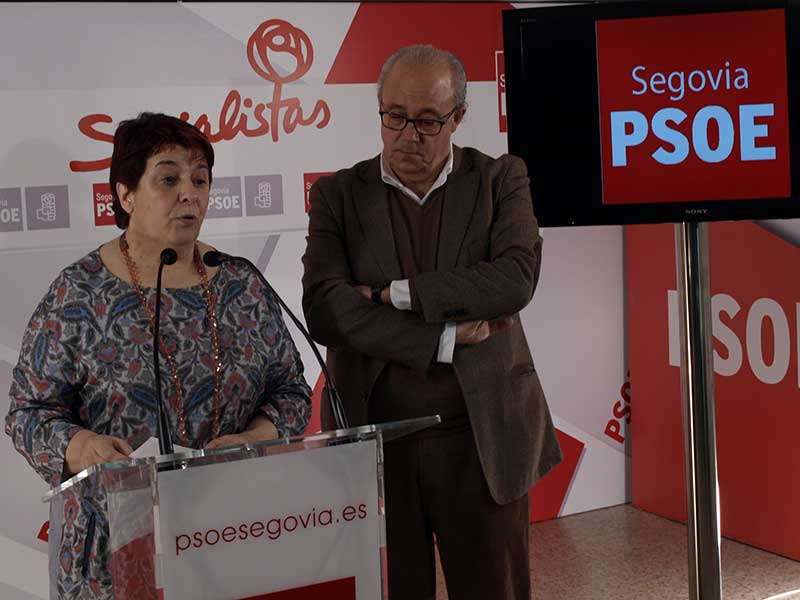 La candidata a la Alcaldía, Clara Luquero, junto al número dos de la lista, Alfonso Reguera, dan cuenta de la lista electoral aprobada minutos antes.