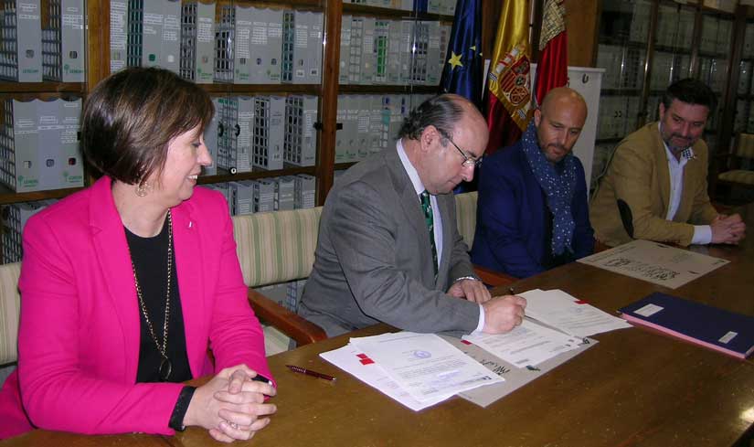 Rada y Expósito firman el acuerdo de cesión en presencia de la subdelegada del Gobierno y el alcalde del Real Sitio.