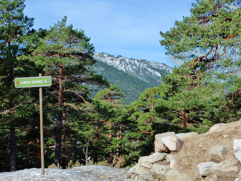  Cartel señalizador del Camino Schmid en ‘Cogorros’, al fondo el cresterío de ‘Siete Picos’.