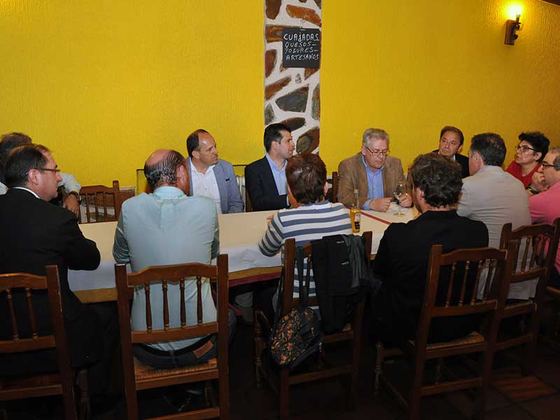 Un momento de la reunión de los socialistas con los representantes sociales y económicos de la localidad.