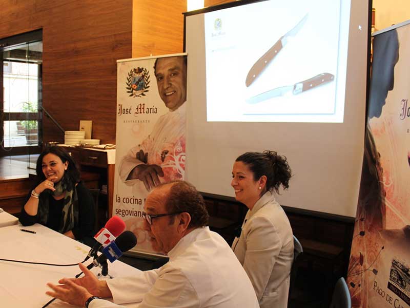 Rocio Ruiz, Beatriz San José y José María Ruiz, durante la presentación del nuevo cuchillo.