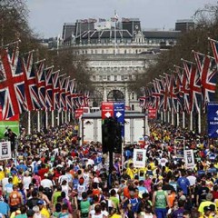 Políticos en coche, candidatos a pie y atletas corriendo