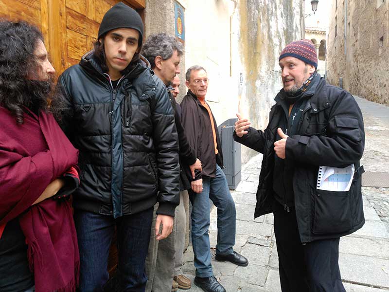 El director, Fernando Cayo, da instrucciones a los actores en un momento del rodaje.