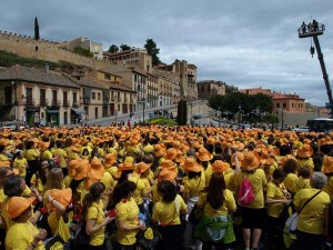 Las participantes en la marcha posan para la fotografía aérea que dibujaba la sombra del Acueducto en amarillo.
