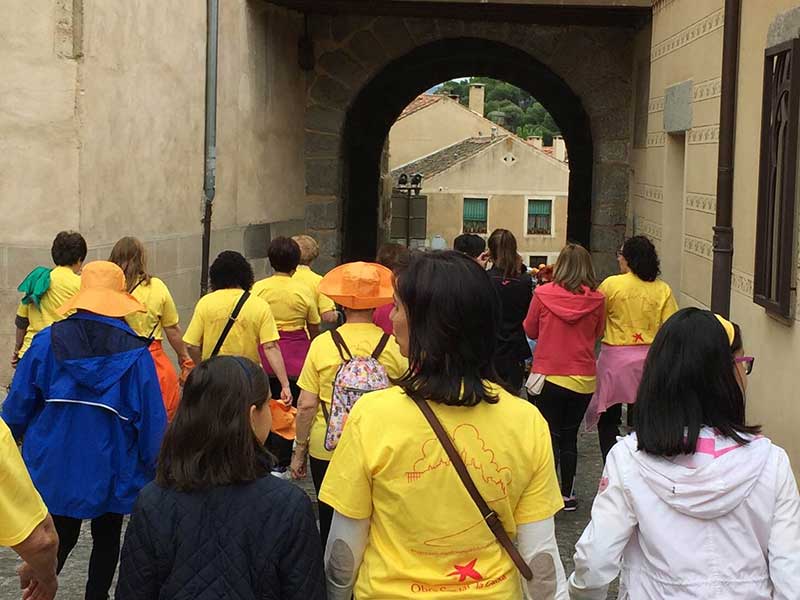 Parte de las marchadoras cruzan el Arco del Socorro.