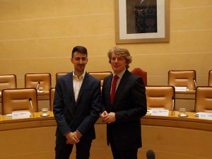 Dos debutantes en el grupo socialista: Álvaro serrano y Jesús García, los primeros en llegar a la cita del sábado.