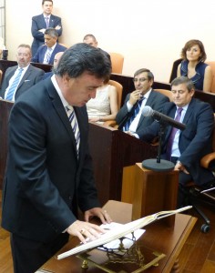 El alcalde de Cuellar, jurando el cargo.