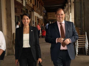 Los concejales de UPyD, Luciana Miguel y Cosme Aranguren, en las inmediaciones del Ayuntamiento, antes del pleno.