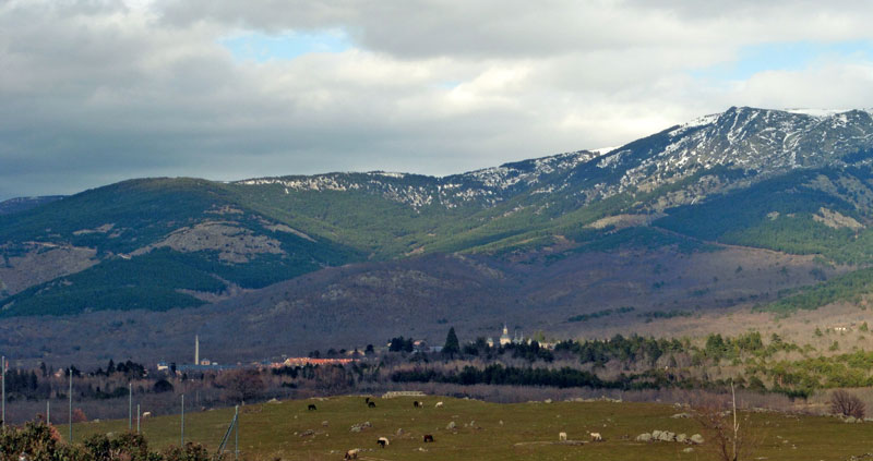 Panorámica del Real Sitio de San Ildefonso con la Sierra de Guadarrama como telón de fondo.