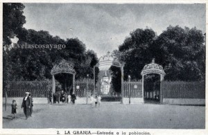 Puerta de Segovia, entrada al Real Sitio de San Ildefonso, al fondo la colegiata.