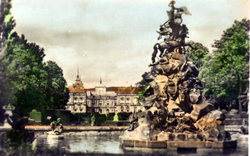 Conjunto de la Fuente de la Fama con su bello parterre; el Real Palacio de la La Granja de San Ildefonso al fondo.