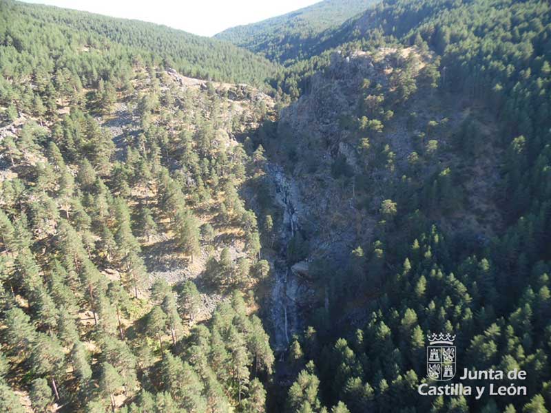 Imagen del Chorro de Navafría y la zona en la que se produjo la caída.