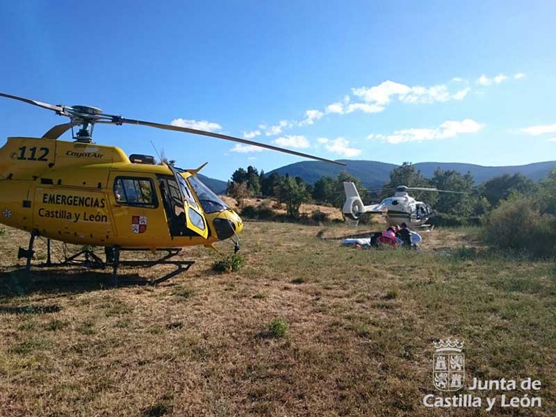 Los heridos son atendidos en la zona tras ser rescatados en helicóptero.